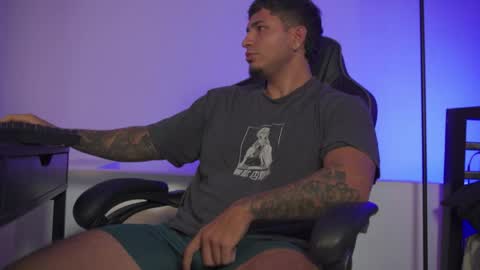 Snapshot of alan_muscle chatting on 04.04.26 Alan online show from 04.04.26