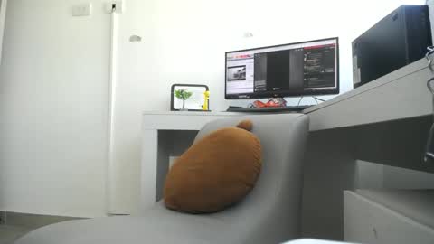 Snapshot of alana_pregnant chatting on 01.12.25 A l a n a online show from 01.12.25