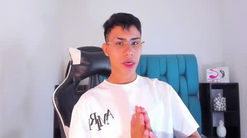 Snapshot of alannaughty_ chatting on 01.23.25 alannaughty_ online show from 01.23.25