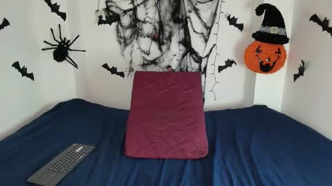 Snapshot of alannissweet chatting on 11.03.25 Im Alanis online show from 11.03.25