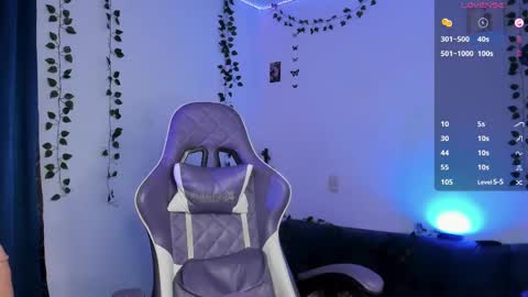 Snapshot of ale_petitee chatting on 03.11.25 alexa online show from 03.11.25