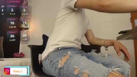 Snapshot of alecadrews_ chatting on 11.28.25 ALEC ANDREWS online show from 11.28.25