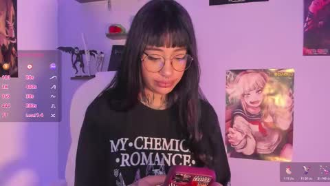 Snapshot of aleja_5 chatting on 12.22.25 Ale online show from 12.22.25