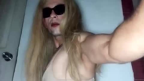 Snapshot of alejandrochao84 chatting on 10.28.25 alejandrochao84 online show from 10.28.25