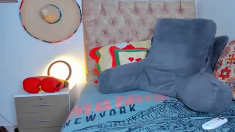 Snapshot of alejostrong chatting on 12.16.25 alejostrong online show from 12.16.25