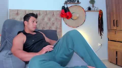 Snapshot of alejostrong chatting on 01.11.26 alejostrong online show from 01.11.26