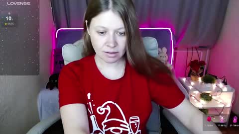 Snapshot of alekasamui chatting on 12.25.24 Aleksa online show from 12.25.24