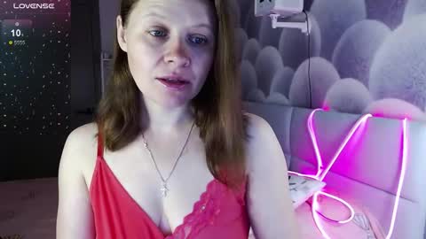 Snapshot of alekasamui chatting on 09.15.25 Aleksa online show from 09.15.25