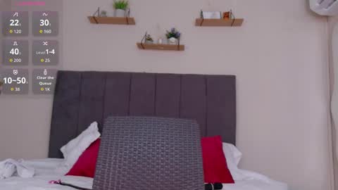 Snapshot of ales_bloom chatting on 10.30.25 Ales online show from 10.30.25