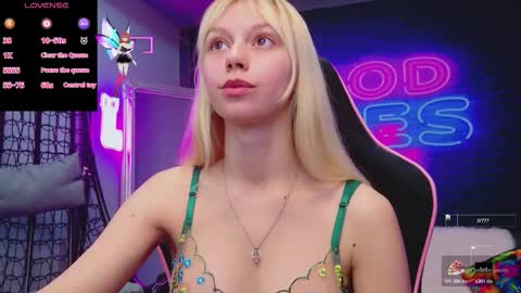 Snapshot of alessiacroft chatting on 10.24.25 alessiacroft online show from 10.24.25