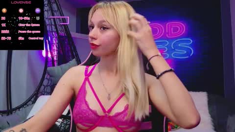 Snapshot of alessiacroft chatting on 11.08.25 alessiacroft online show from 11.08.25