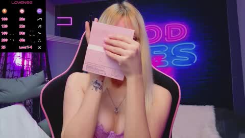 Snapshot of alessiacroft chatting on 11.12.25 alessiacroft online show from 11.12.25