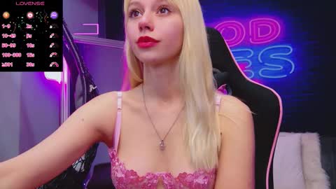 Snapshot of alessiacroft chatting on 11.18.25 alessiacroft online show from 11.18.25