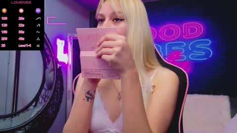 Snapshot of alessiacroft chatting on 11.27.25 alessiacroft online show from 11.27.25