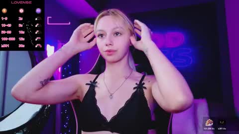 Snapshot of alessiacroft chatting on 12.15.25 alessiacroft online show from 12.15.25