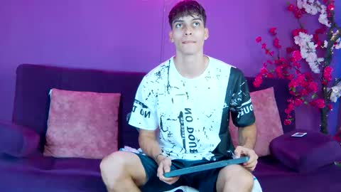 Snapshot of alessiovitale chatting on 11.25.25 Alessio online show from 11.25.25