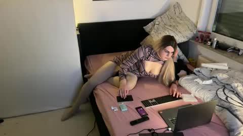 Leyla Leg online show from 01.06.25