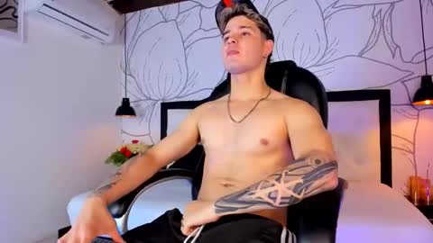 Snapshot of alex_pierce_ chatting on 05.28.26 Alex online show from 05.28.26