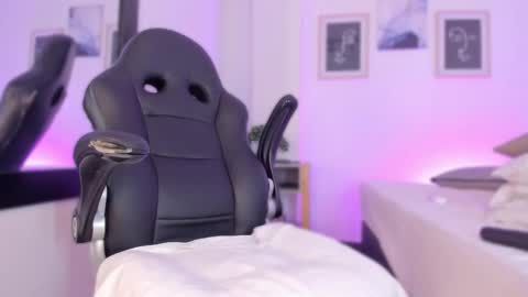 Alexa Millers online show from 03.08.25