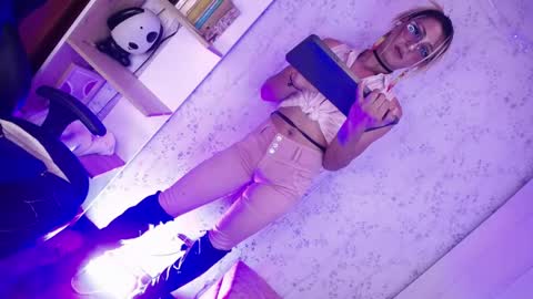 alexaavandercloude online show from 04.14.26
