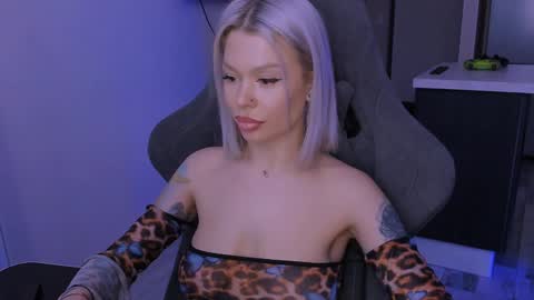 Snapshot of alexamason chatting on 02.01.25 Alexa Mason online show from 02.01.25