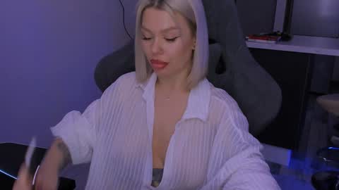 Snapshot of alexamason chatting on 02.06.25 Alexa Mason online show from 02.06.25