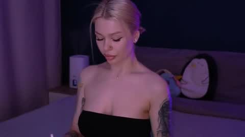 Snapshot of alexamason chatting on 03.07.25 Alexa Mason online show from 03.07.25