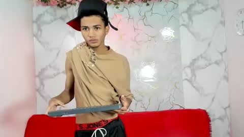 Snapshot of alexandluke1 chatting on 06.29.26 chicos hot online show from 06.29.26