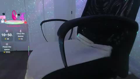 Snapshot of alexpic30 chatting on 11.16.25 alex online show from 11.16.25