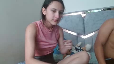 Snapshot of alexvsluisa chatting on 10.21.25 alex y luisa online show from 10.21.25