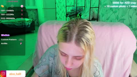 Snapshot of alice_halle chatting on 12.10.24 alice_halle online show from 12.10.24