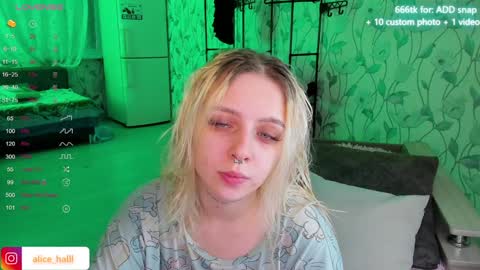 Snapshot of alice_halle chatting on 01.02.25 alice_halle online show from 01.02.25