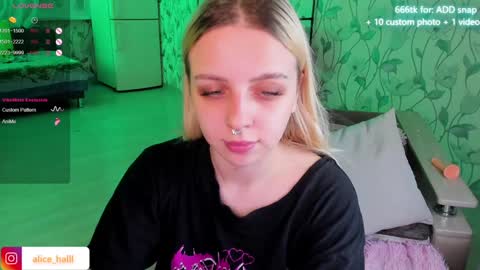 Snapshot of alice_halle chatting on 01.03.25 alice_halle online show from 01.03.25