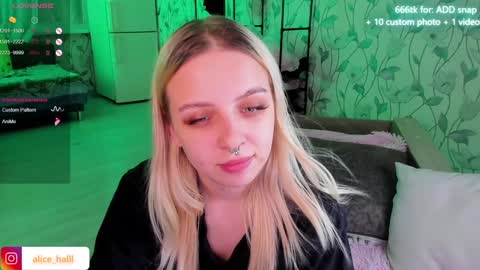 Snapshot of alice_halle chatting on 01.03.25 alice_halle online show from 01.03.25
