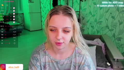 Snapshot of alice_halle chatting on 01.04.25 alice_halle online show from 01.04.25