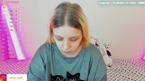 Snapshot of alice_halle chatting on 02.02.25 alice_halle online show from 02.02.25