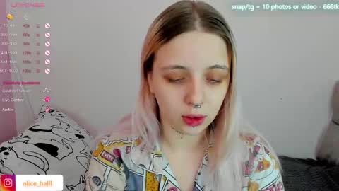 Snapshot of alice_halle chatting on 02.18.25 alice_halle online show from 02.18.25