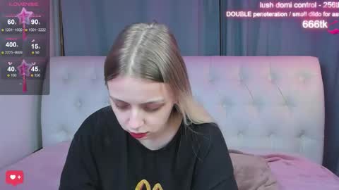 Snapshot of alice_halle chatting on 10.13.25 alice_halle online show from 10.13.25