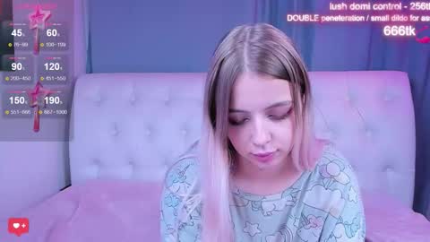 Snapshot of alice_halle chatting on 10.23.25 alice_halle online show from 10.23.25
