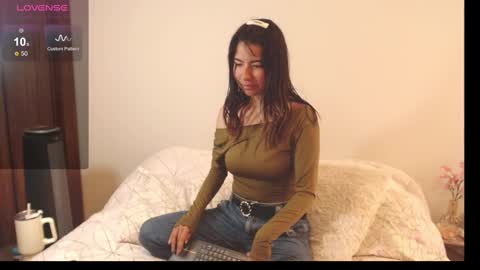 Snapshot of alice_middle01 chatting on 11.21.25 Alice online show from 11.21.25