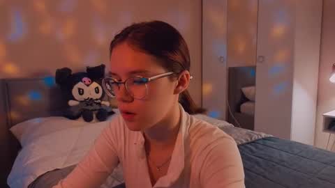 Snapshot of alice_miiiller chatting on 09.17.25 Alice online show from 09.17.25