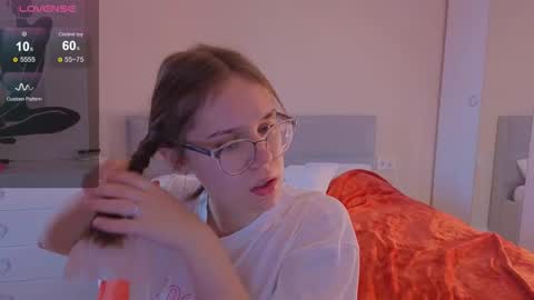 Snapshot of alice_miiiller chatting on 10.14.25 Alice online show from 10.14.25