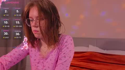 Snapshot of alice_miiiller chatting on 10.16.25 Alice online show from 10.16.25