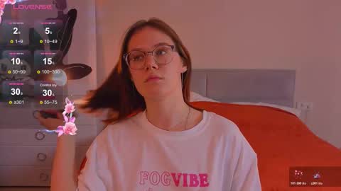 Snapshot of alice_miiiller chatting on 10.17.25 Alice online show from 10.17.25