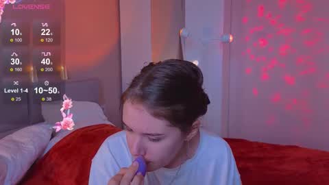 Snapshot of alice_miiiller chatting on 11.06.25 Alice online show from 11.06.25