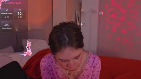 Snapshot of alice_miiiller chatting on 11.07.25 Alice online show from 11.07.25