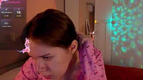 Snapshot of alice_miiiller chatting on 11.22.25 Alice online show from 11.22.25