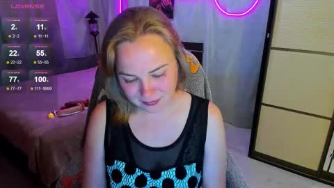 Snapshot of alice_sex_intellect chatting on 09.25.25 Alice online show from 09.25.25