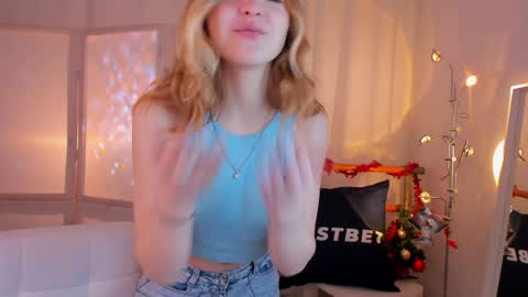 Snapshot of alice_tucci chatting on 12.19.24 Alice online show from 12.19.24