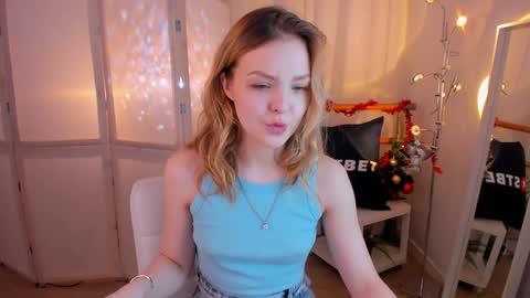 Snapshot of alice_tucci chatting on 12.19.24 Alice online show from 12.19.24